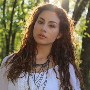 Meet your Posher, Talia